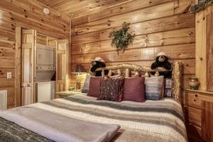 セバービルにあるPooh Bearの木製の壁のベッドルーム1室(ベッド1台付)