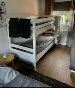 Litet hus på landet客房内的一张或多张床位