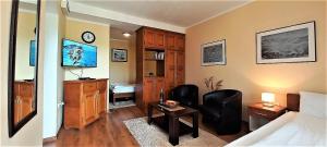 - une chambre avec un lit et un bureau dans l'établissement Castellamare Residence, à Petrovac na Moru