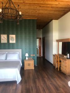 een slaapkamer met een bed en een houten plafond bij Stone Room in Alanya