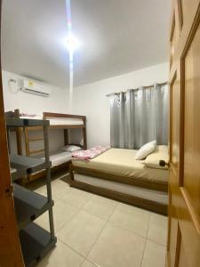 een slaapkamer met 2 stapelbedden en een ladder bij Cabañas Turísticas Castrolandia in San Antero