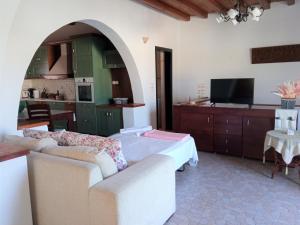 een woonkamer met een bank en een keuken bij Home Sweet Home Milos in Triovasálos