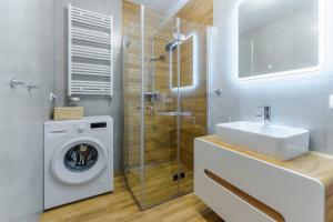 un bagno con lavatrice e lavandino di Apartament D-07 "NAWIGATOR" Kołobrzeg by Holiday&Sun a Kołobrzeg