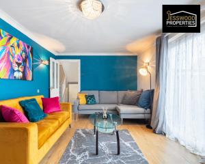 O zonă de relaxare la Stylish 3 Bedroom Contractor House Stevenage by Jesswood Properties Short Lets Free Parking & Wifi