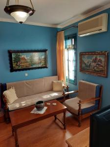 een woonkamer met een bank en een tafel bij House Mitsiou Traditional Inn in Arnaia