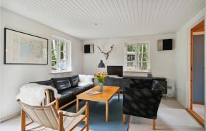 エーベルトフトにあるStunning Home In Ebeltoft With 3 Bedrooms And Wifiのリビングルーム(ソファ、テーブル付)