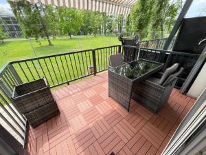 een balkon met 2 stoelen en een tafel op een patio bij Violett Apartman in Balatonberény