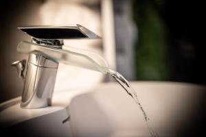 einem Wasserlauf aus einem Wasserhahn in der Unterkunft Élixir in Martigues