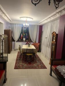 Apartament z naturą w Piasecznie في بياسيتشنو: غرفة طعام مع طاولة وكراسي في غرفة