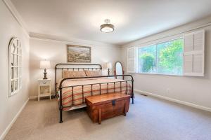 um quarto com uma cama, uma janela e uma mesa em Spacious Oasis Hot Tub Backyard Garden 3BR/2BA em Sonoma