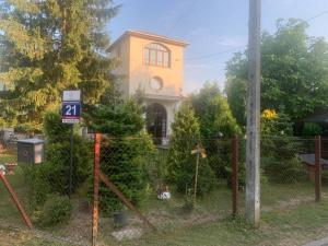 Apartament z naturą w Piasecznie في بياسيتشنو: سور أمام منزل مع مبنى