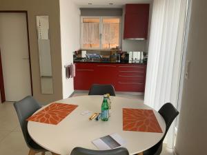 tavolo e sedie in una stanza con cucina di Oase zum SEIN a Spiez