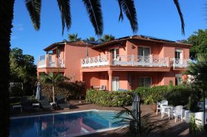 a large pink house with a swimming pool in front of it at Vistamar in Santa Úrsula