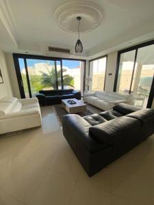ein Wohnzimmer mit einem Sofa und einem Tisch in der Unterkunft La Villa 91 in Monastir