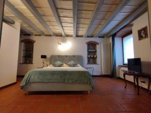 - une chambre avec un grand lit dans l'établissement Rota's House, à Bergame