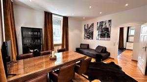sala de estar con mesa de comedor y sofá en Historical Luxury Homes - Luxus Familien Suite, en Freiburg im Breisgau
