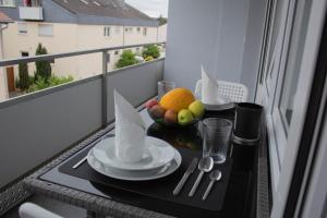 a table with a plate of food on a balcony at Modernes Studio mit großem Balkon, vollausgestatteter Küche und idealem Arbeitsplatz für Home Office in Gärtringen
