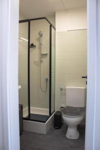 a bathroom with a shower and a toilet at Modernes Studio mit großem Balkon, vollausgestatteter Küche und idealem Arbeitsplatz für Home Office in Gärtringen
