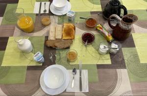 ein Tisch mit Brot und anderen Speisen darauf in der Unterkunft Chambres Zazpiak in Saint-Jean-Pied-de-Port
