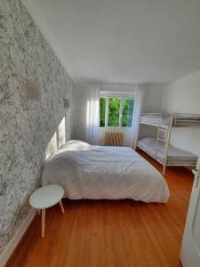 - une chambre avec un grand lit et du parquet dans l'établissement Maison à 400 m du vieux port, à La Rochelle