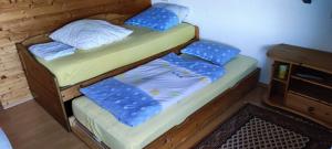 2 literas con almohadas azules en una habitación en Ferienwohnung Gläser en Hilchenbach