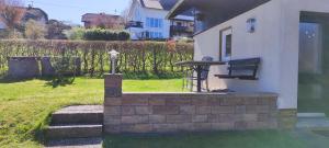 a bench sitting on the side of a house at Ferienwohnung Gläser in Hilchenbach
