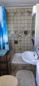 y baño con bañera y lavamanos. en Ferienwohnung Gläser en Hilchenbach