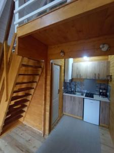 eine Küche mit einer Treppe, die zu einer Kitchenostyasteryasteryasteryasteryastery führt in der Unterkunft Tiny H in Ocnele Mari