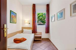 Un dormitorio pequeño con una cama y una ventana. en Vistamar, en Santa Úrsula 40 fotos más