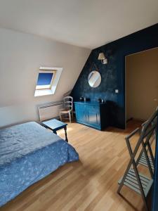 una camera con letto blu e comò blu di Au Perchoir de la Chouette a Verneuil-en-Halatte