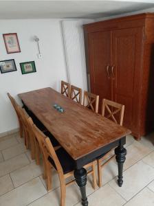 una mesa de madera y sillas en una habitación en Altstadthaus Günzburg, en Günzburg