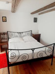 1 dormitorio con cama con sábanas blancas y alfombra roja en Altstadthaus Günzburg, en Günzburg
