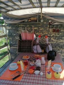 een picknicktafel met eten erop in een tent bij la fée viviane et michel l'enchanteur in Robion en Luberon