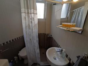 Ένα μπάνιο στο AB Preveza Apartments -Princess Vassiliki Downtown Swing Apartment +33 φωτογραφίες