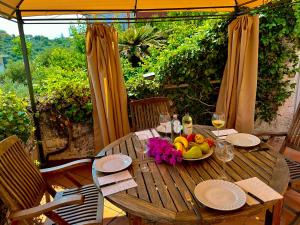 einen Holztisch mit einer Obstschale darauf in der Unterkunft MAD di Mare di Arte Dormire in Celle Ligure