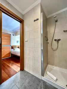 y baño con ducha y bañera. en Pension Anoeta, en San Sebastián