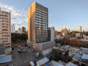 內烏肯的住宿－Departamento Neuquén centro，一座高大的建筑,在城市里设有停车场