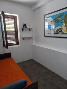 een kamer met een bank en een foto aan de muur bij Timo Bokelski in Donji Stoliv