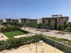 an aerial view of an apartment complex with a yard at Swanlake north coast in Zāwiyat al ‘Awwāmah