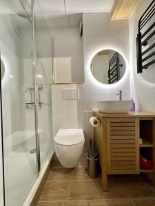 Somptueux studio de 17m2 Bernex في بيرنيكس: حمام مع دش ومرحاض ومغسلة