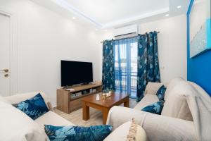TV a/nebo společenská místnost v ubytování Artemis Bay Apartments near sea and airport