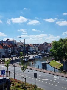 vistas a un río con barcos en una ciudad en Modern Studio & Apartment Roermond en Roermond
