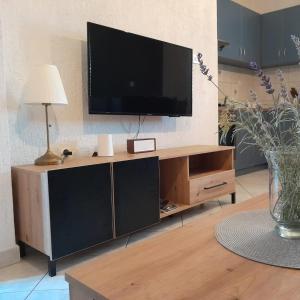 TV a/nebo společenská místnost v ubytování Lucija + 27 fotografií