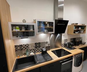 una cucina con lavandino e piano di lavoro di L’atelier d’Alain a Maxéville