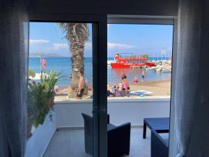 Habitación con ventana y vistas a la playa. en Restaurant Maria Suites SunRise, en Faliraki 2 fotos más