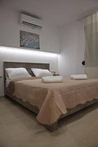 - une chambre avec un grand lit et 2 oreillers dans l'établissement CRETelia House, à Palaiokastro