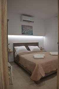 Palaiokastro的住宿－CRETelia House，一间卧室配有一张带两个白色枕头的大床