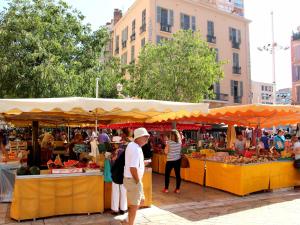 a group of people standing around a market with fruits and vegetables at Charmant T2 Climatisé proche du centre et des commerces - Gare à 15 minutes in Toulon
