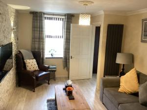 una sala de estar con un sofá y una mesa en Plas Bach, en Haverfordwest