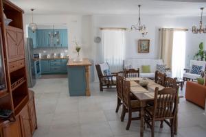 a kitchen and living room with a table and chairs at Maison Orfeas in Naousa